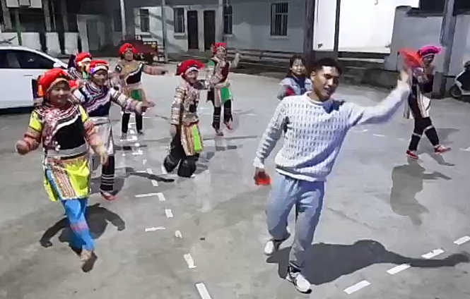 到乡村传授彝族乐作舞和烟盒舞