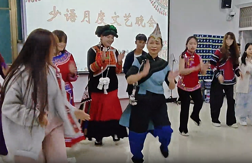 少语专业师生与元阳民间艺人共演月度文艺晚会